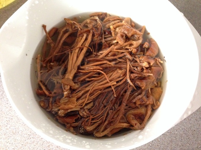 茶樹菇木耳燜肉的做法 步骤2