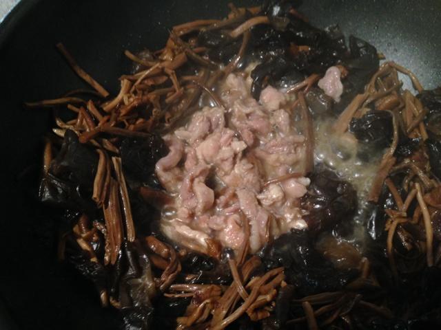 茶樹菇木耳燜肉的做法 步骤11