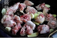 茶樹菇麻油香鍋雞的做法 步骤2
