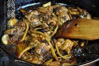 茶樹菇麻油香鍋雞的做法 步骤4