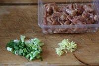 平菇炒肉的做法 步骤2