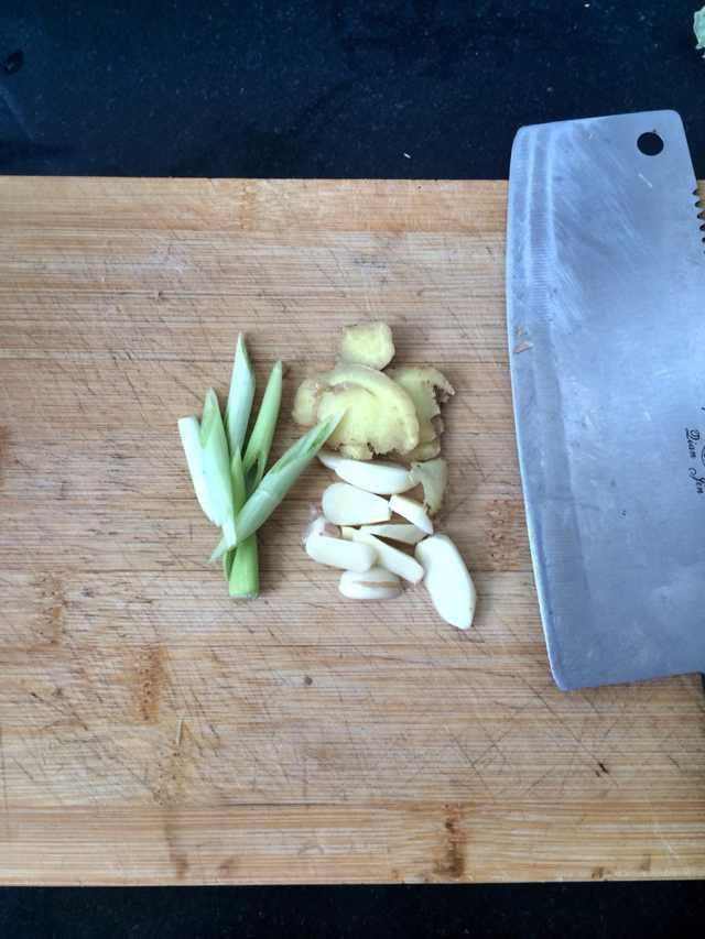 清炒筍片雞腿菇的做法 步骤2