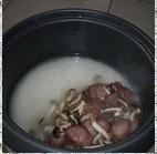蟹味菇臘腸燜飯的做法 步骤5