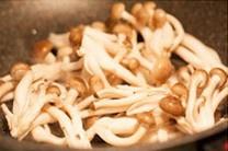 幹鍋臘肉蟹味菇的做法 步骤5
