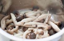 幹鍋臘肉蟹味菇的做法 步骤7