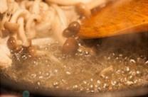 幹鍋臘肉蟹味菇的做法 步骤6