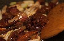 幹鍋臘肉蟹味菇的做法 步骤12