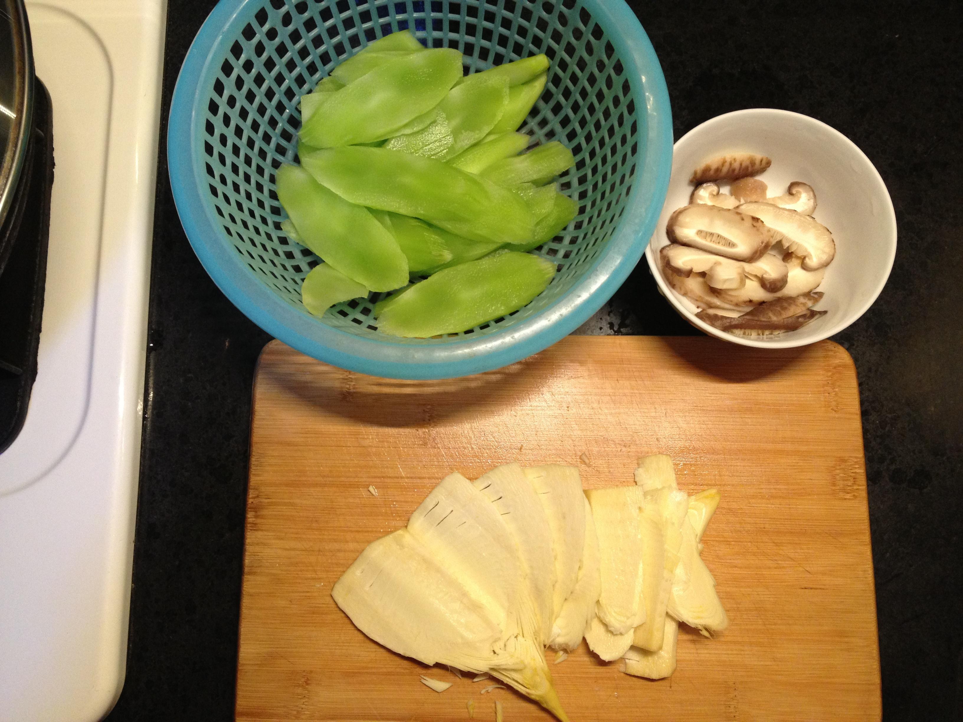 超簡單快手菜--花菇炒雙筍的做法 步骤2