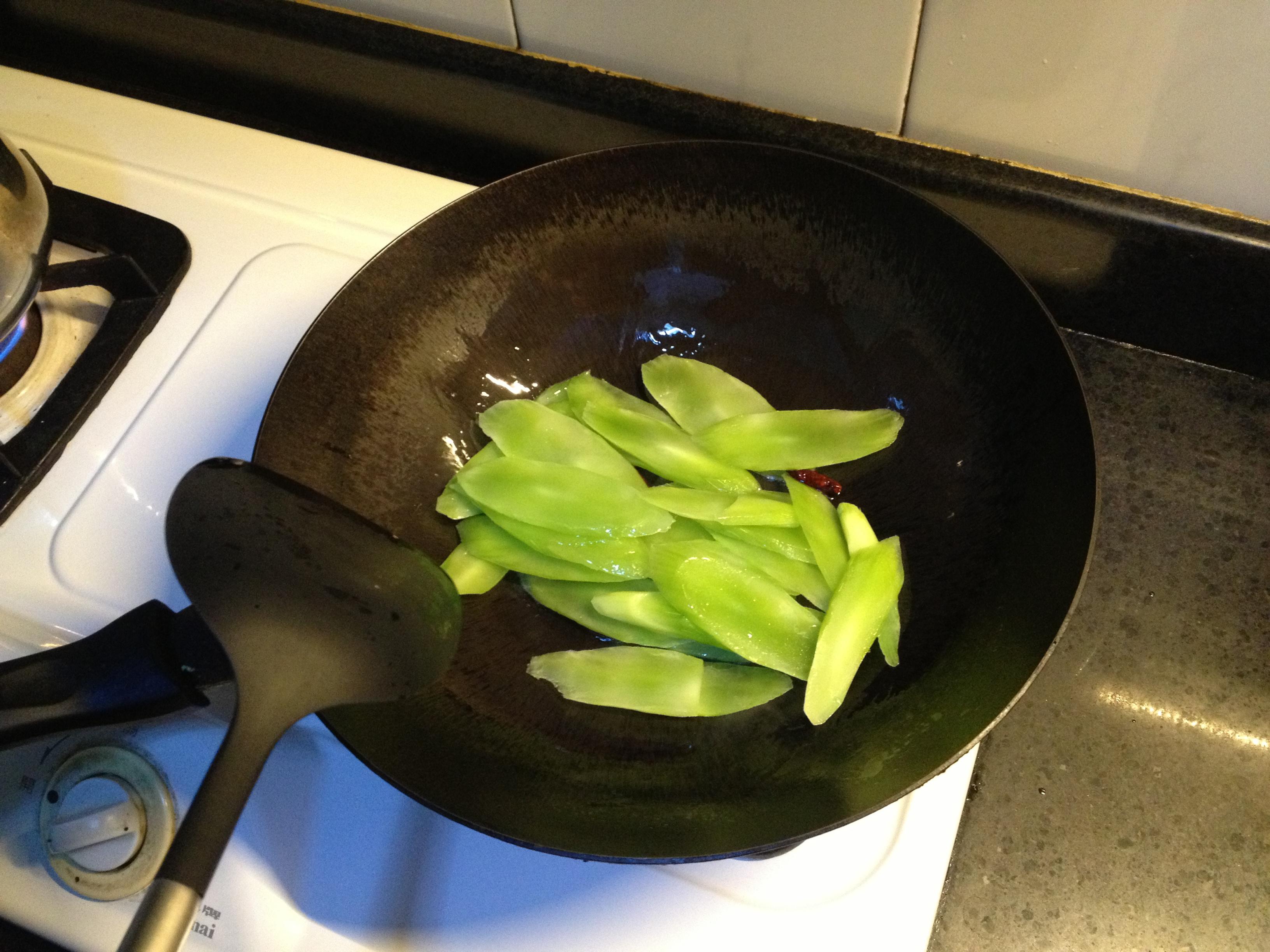 超簡單快手菜--花菇炒雙筍的做法 步骤4