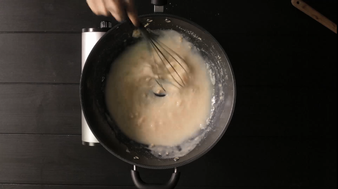奶油蘑菇湯 | 爸爸廚房 VOL . 65--小洋蔥、白玉菇、蝦仁、洋蔥、牛奶、麪粉、的做法 步骤15