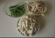 鮮菇芹菜魷魚絲的做法 步骤3