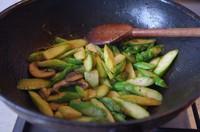 蒜香姬松茸蘆筍的做法 步骤3