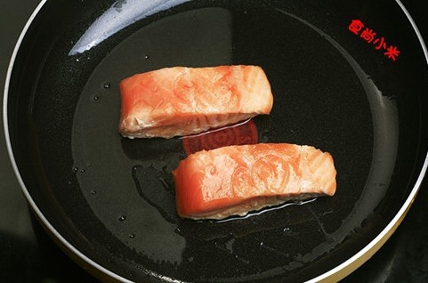 香煎胡蘿蔔三文魚的做法 步骤4