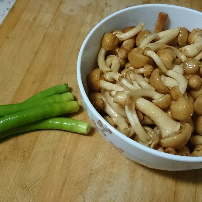 簡單易上手的家常菜——蒸滑菇的做法 步骤1