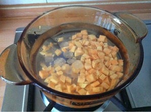 桂花紅薯年糕甜湯的做法 步骤2