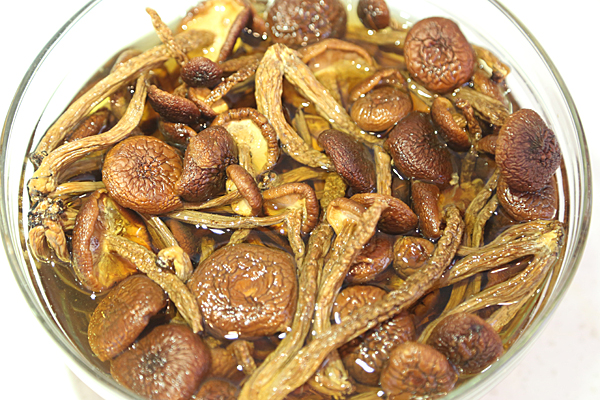 好吃不油膩：茶樹菇菊花五香豬蹄的做法 步骤2