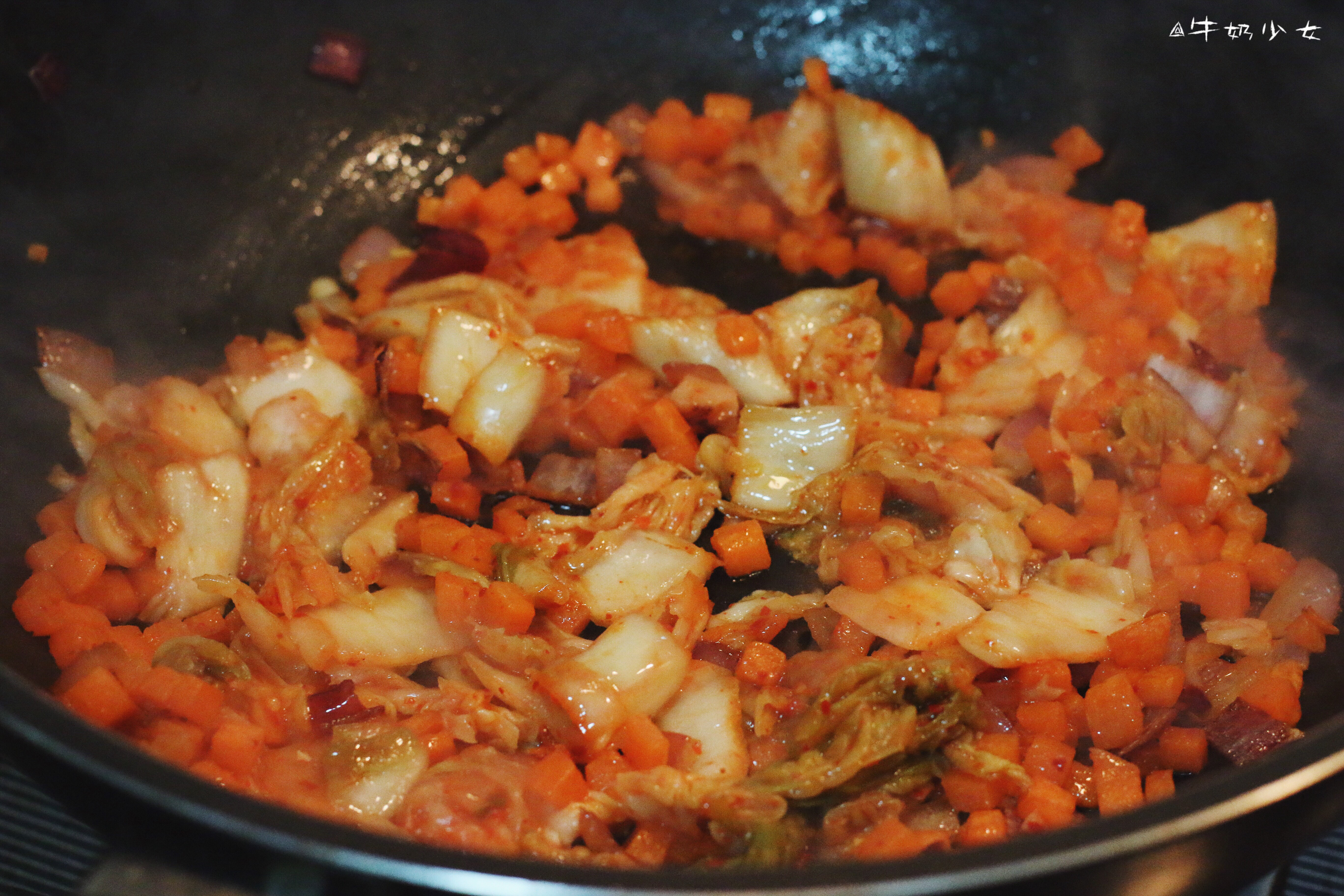 泡菜吞拿魚（金槍魚）炒飯—冬天就該來一碗紅紅火火的炒飯的做法 步骤3