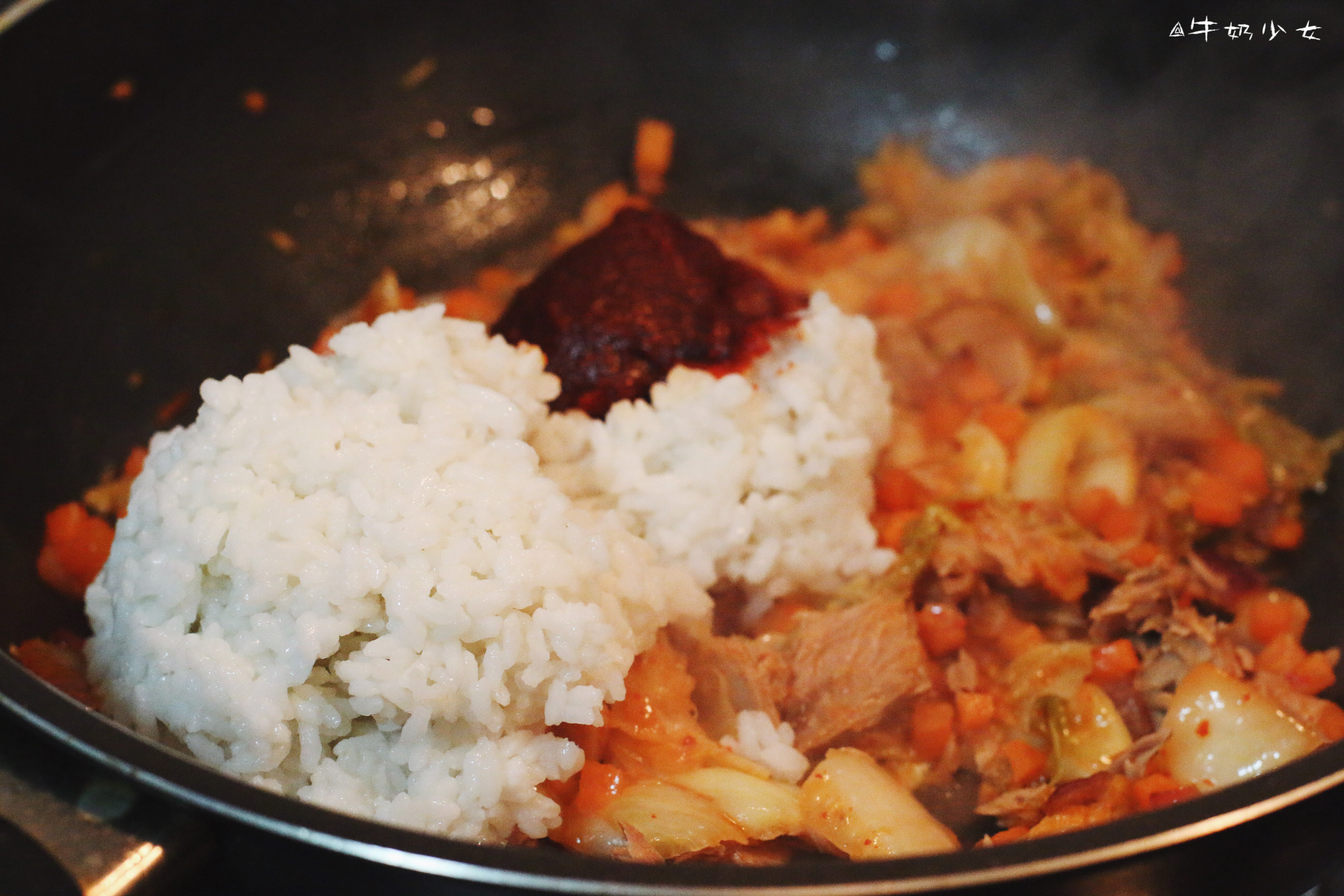 泡菜吞拿魚（金槍魚）炒飯—冬天就該來一碗紅紅火火的炒飯的做法 步骤5