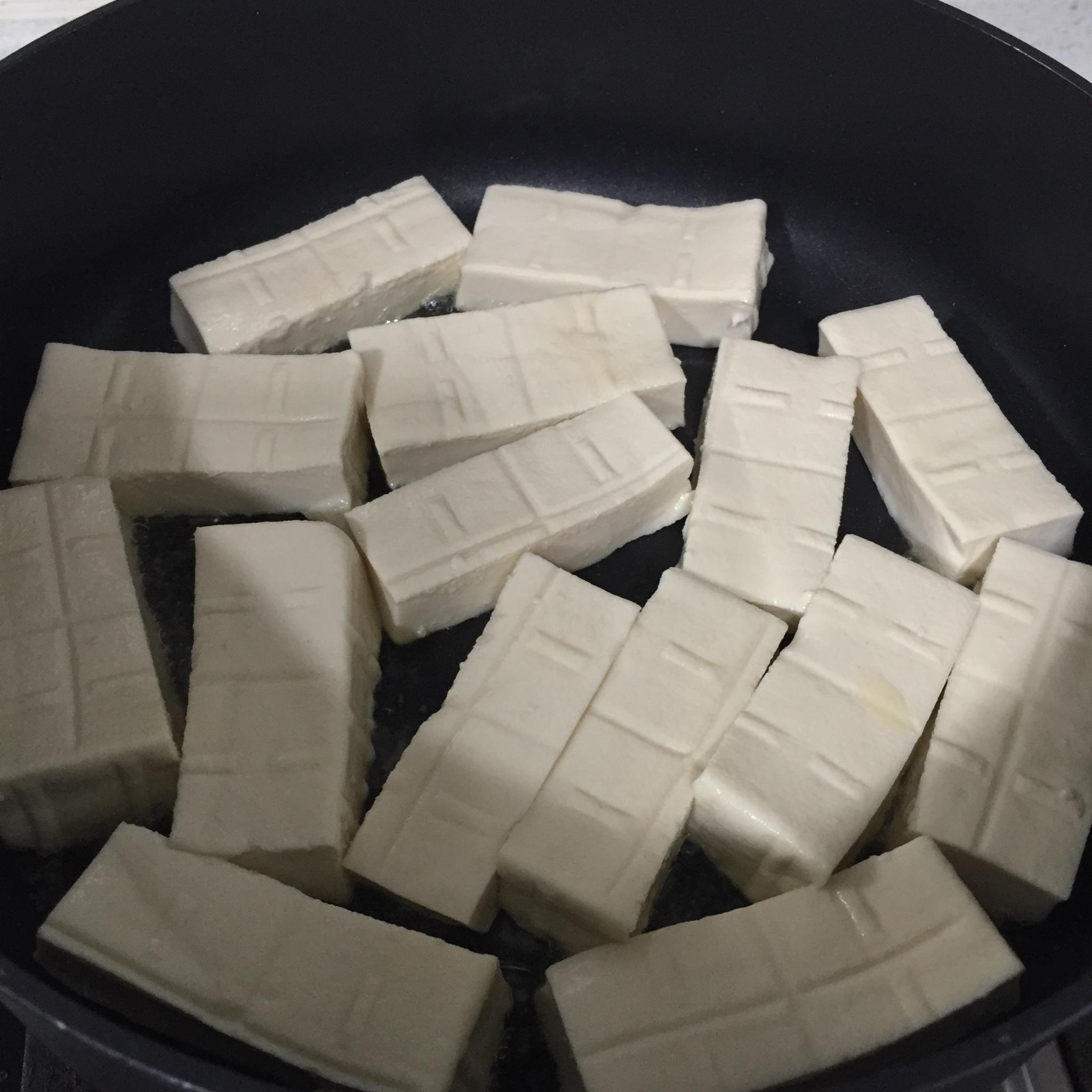 金針菇燜豆腐的做法 步骤3