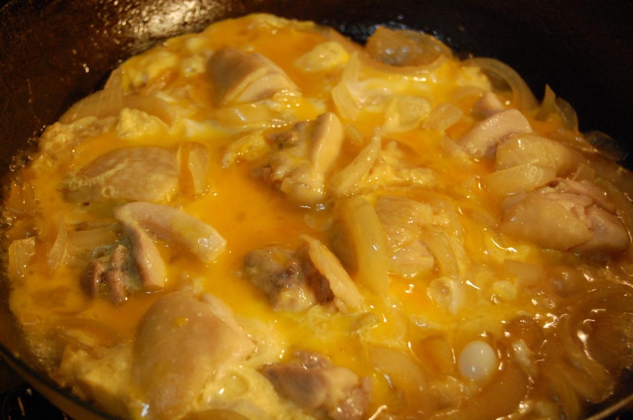親子丼：雞肉雞蛋蓋澆飯的做法 步骤6