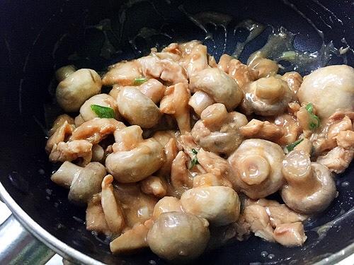 雞胸肉蘑菇蓋飯的做法 步骤4