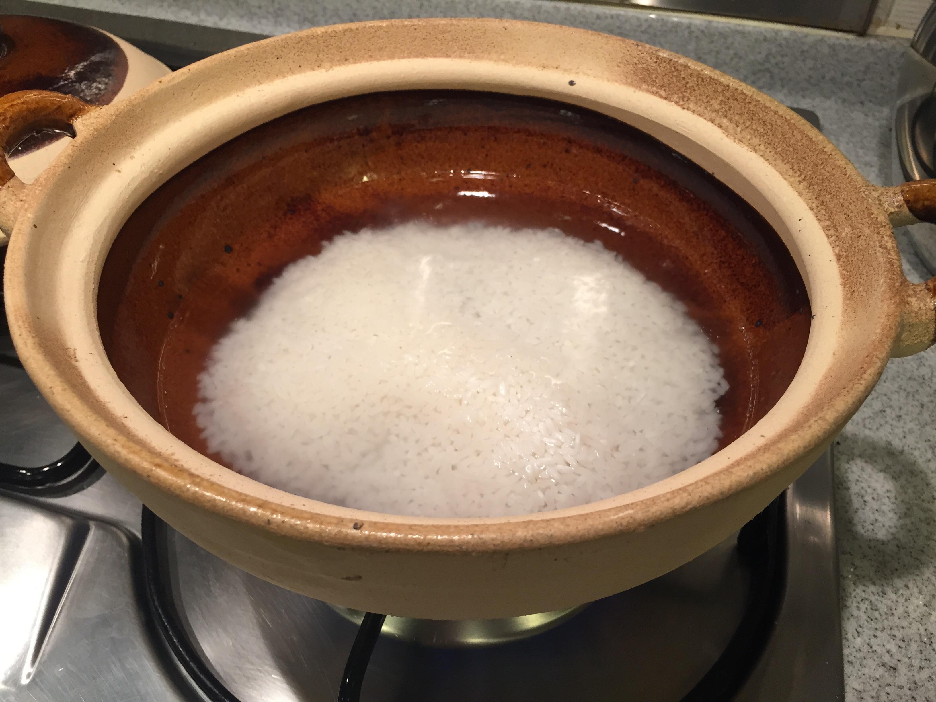 滑雞臘味煲仔飯菜譜 Chicken Chinese Sausage Claypot Rice Recipe的做法 步骤1