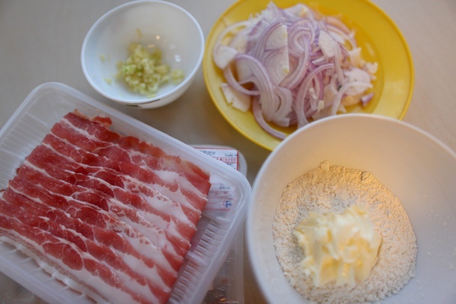 小林燴飯（日式洋蔥豬肉燴飯）的做法 步骤1