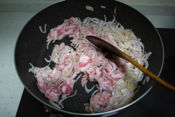 小林燴飯（日式洋蔥豬肉燴飯）的做法 步骤3