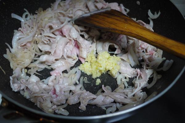 小林燴飯（日式洋蔥豬肉燴飯）的做法 步骤4