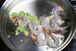 鮮蝦炒麪的做法 步骤3