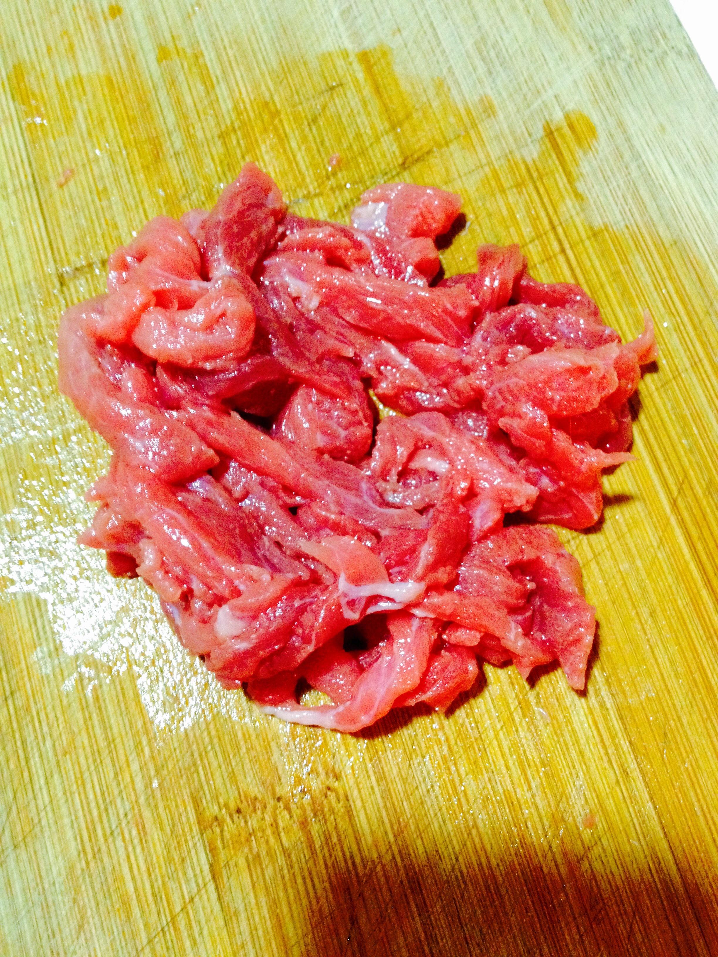 黑椒牛肉炒麪的做法 步骤2