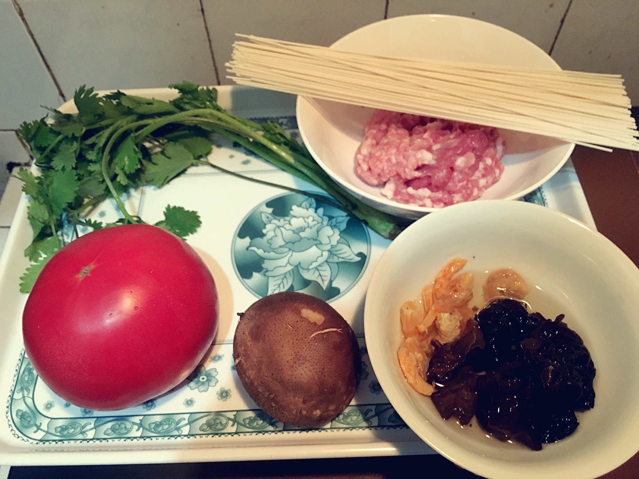 番茄肉丸湯麪的做法 步骤1