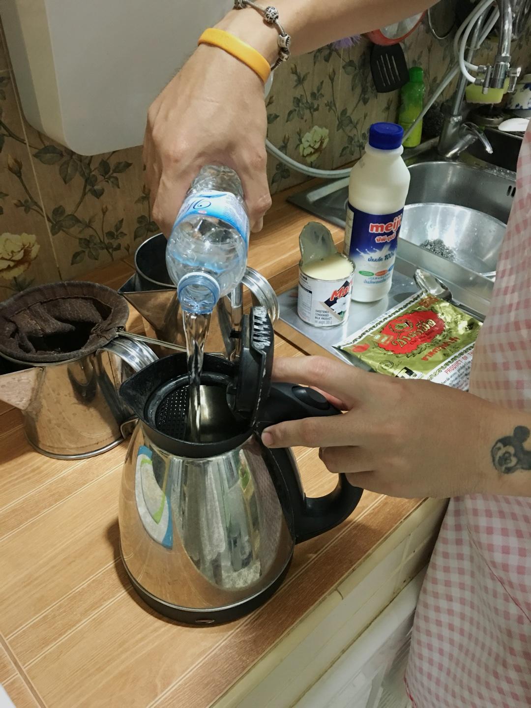 泰國人教你做正宗泰式奶茶的做法 步骤3