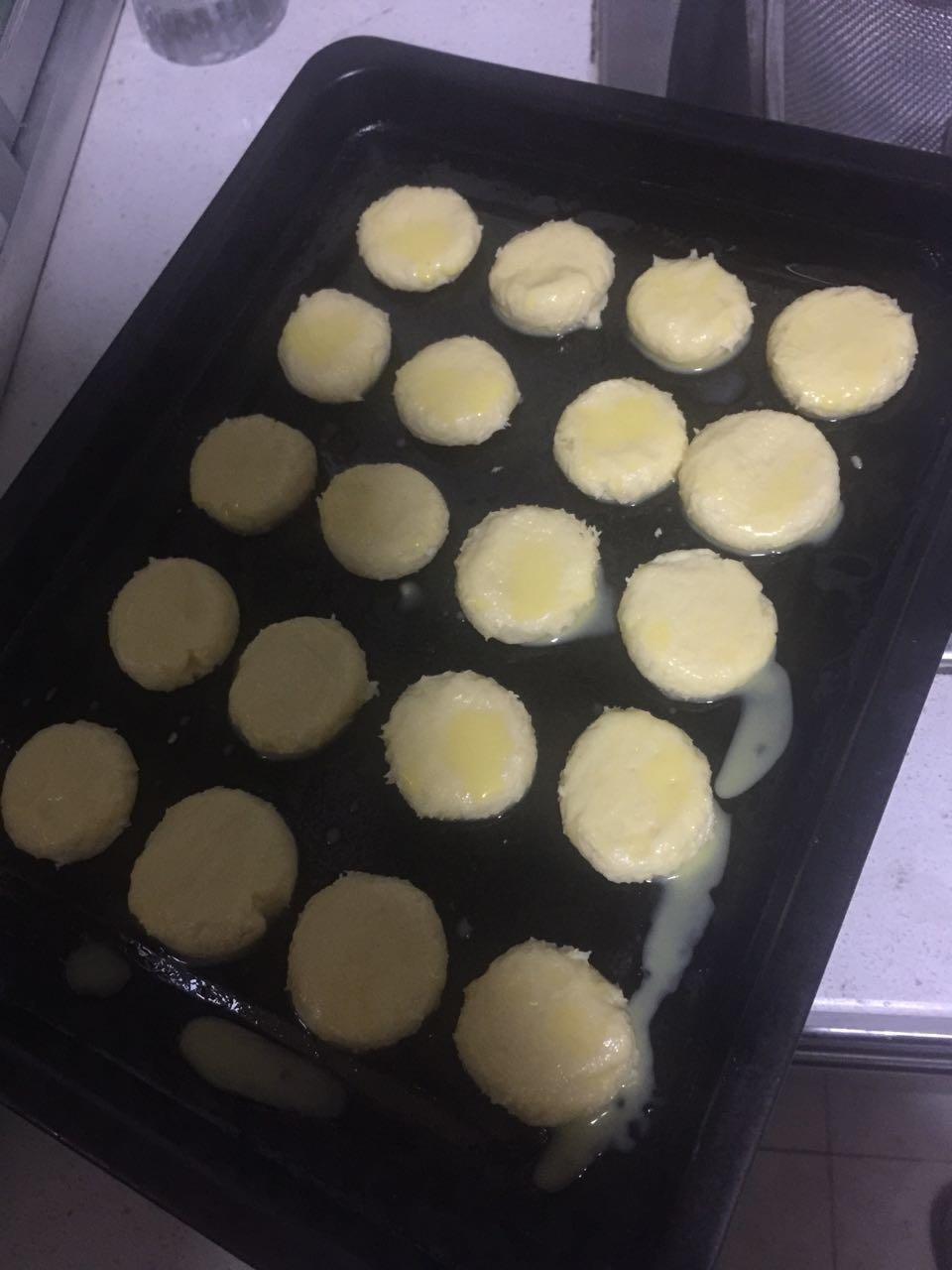 美式小酥餅 1、酥油 100克 （可用同量黃油代替） 2、糖粉 80克 3、黃油 50克 4、雞蛋的做法 步骤5