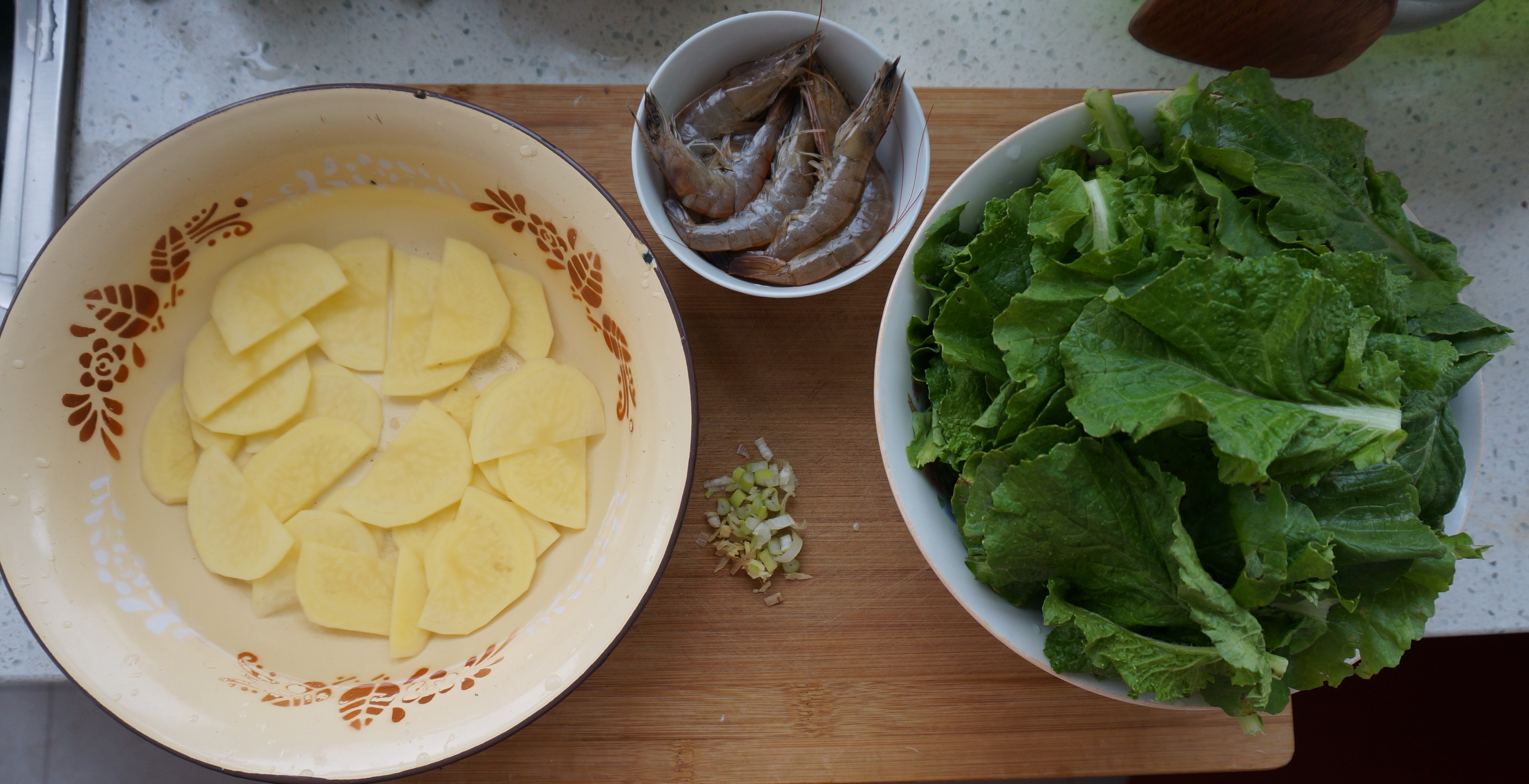 小白菜土豆片鮮蝦湯的做法 步骤1