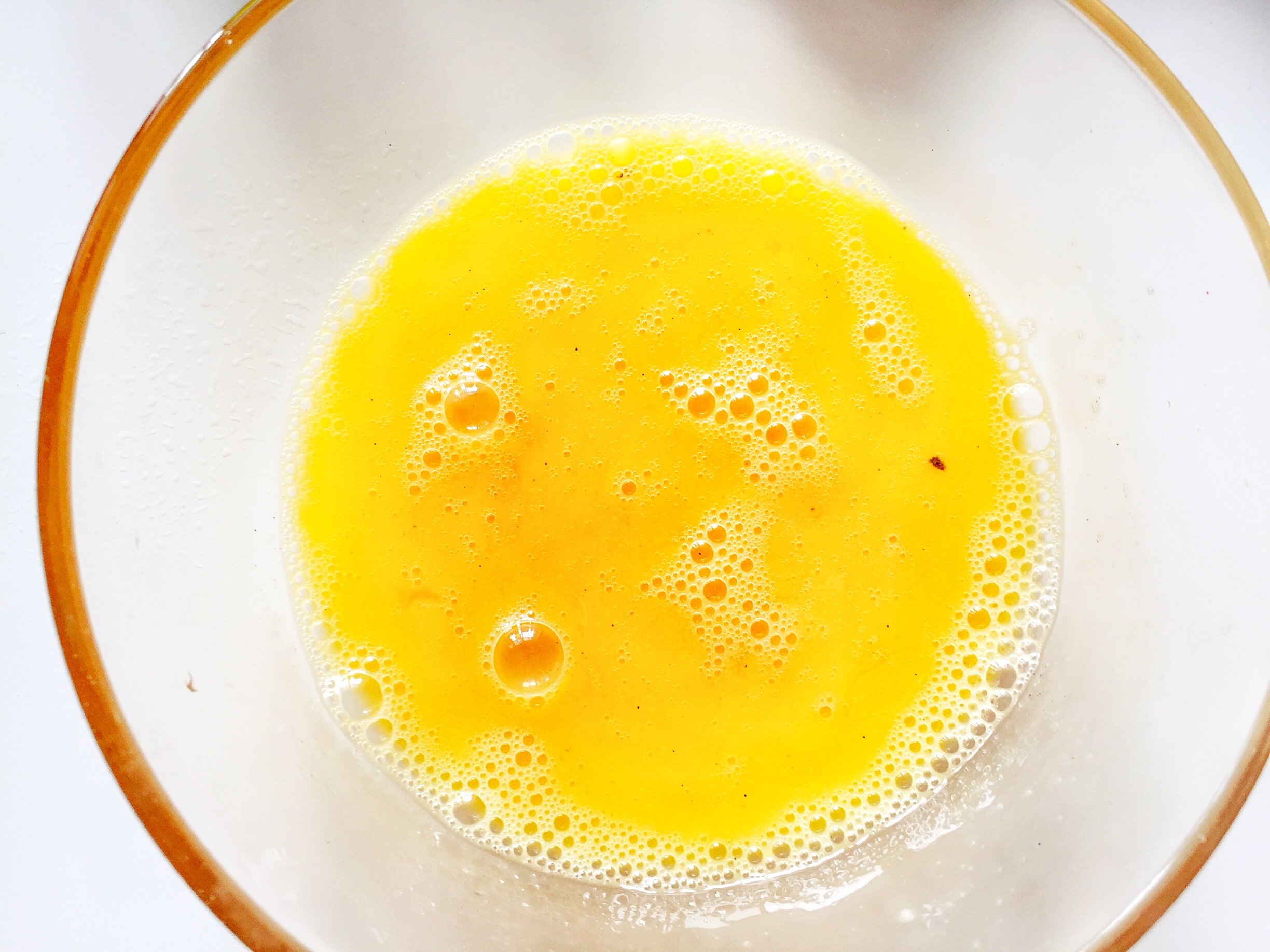 寶寶輔食：如金子般璀璨的蛋炒飯—蛋炒飯的最高境界，據說是錢鍾書家裏的蛋炒飯哦！的做法 步骤1