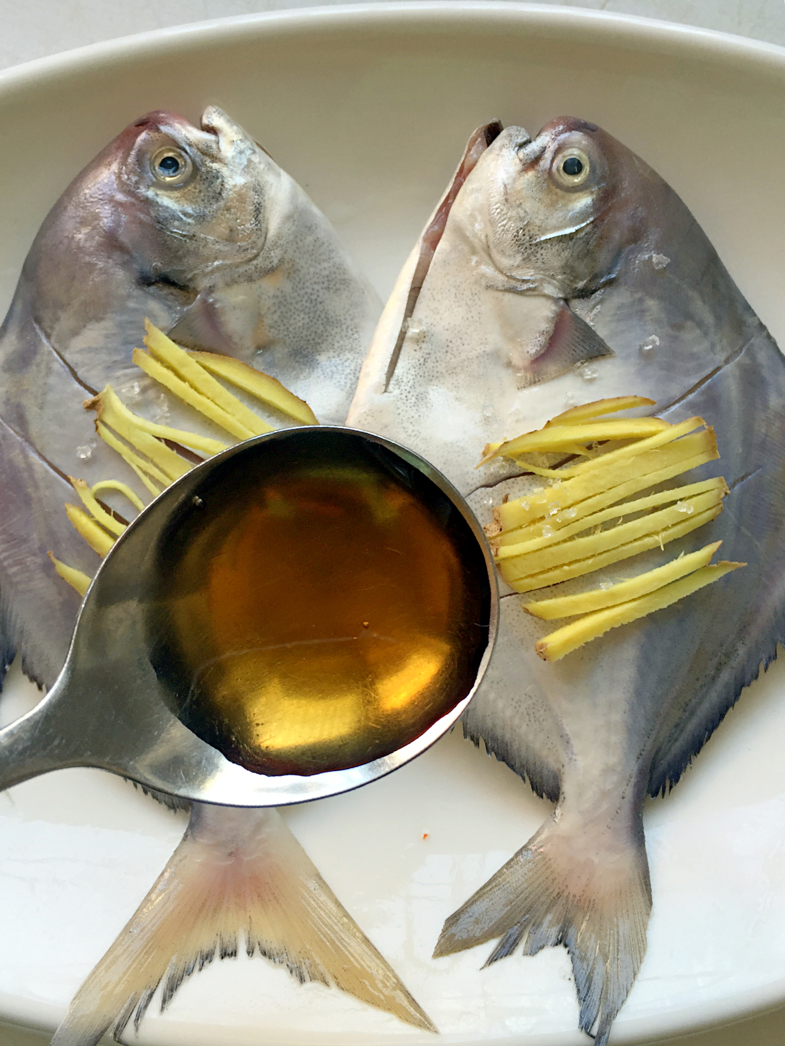 蔥油鯧魚（零失敗神器：李錦記蒸魚豉油）的做法 步骤3