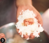 三文魚飯糰 最親民的日式便當的做法 步骤3