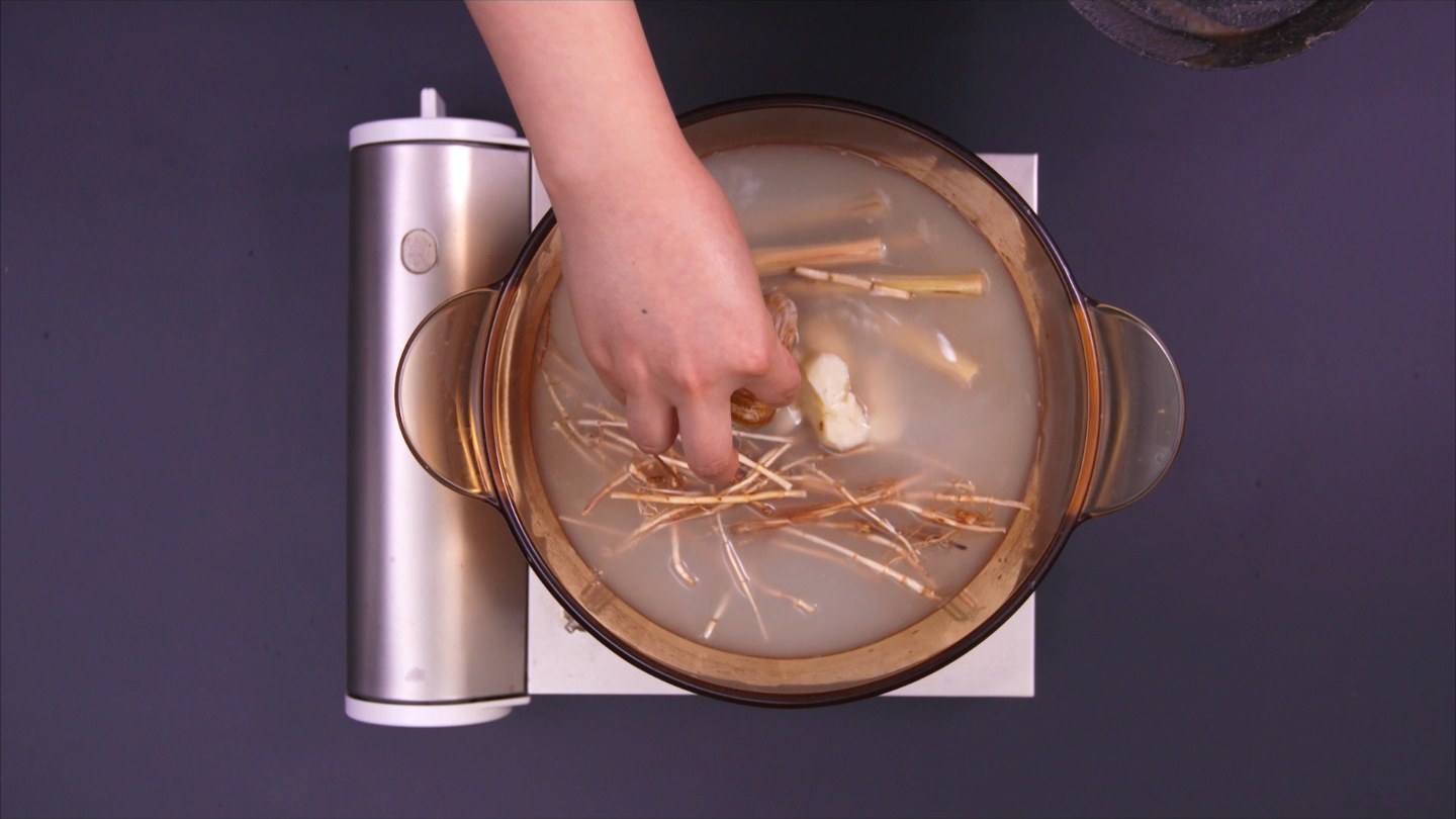 竹蔗茅根薏米水｜美食臺的做法 步骤4
