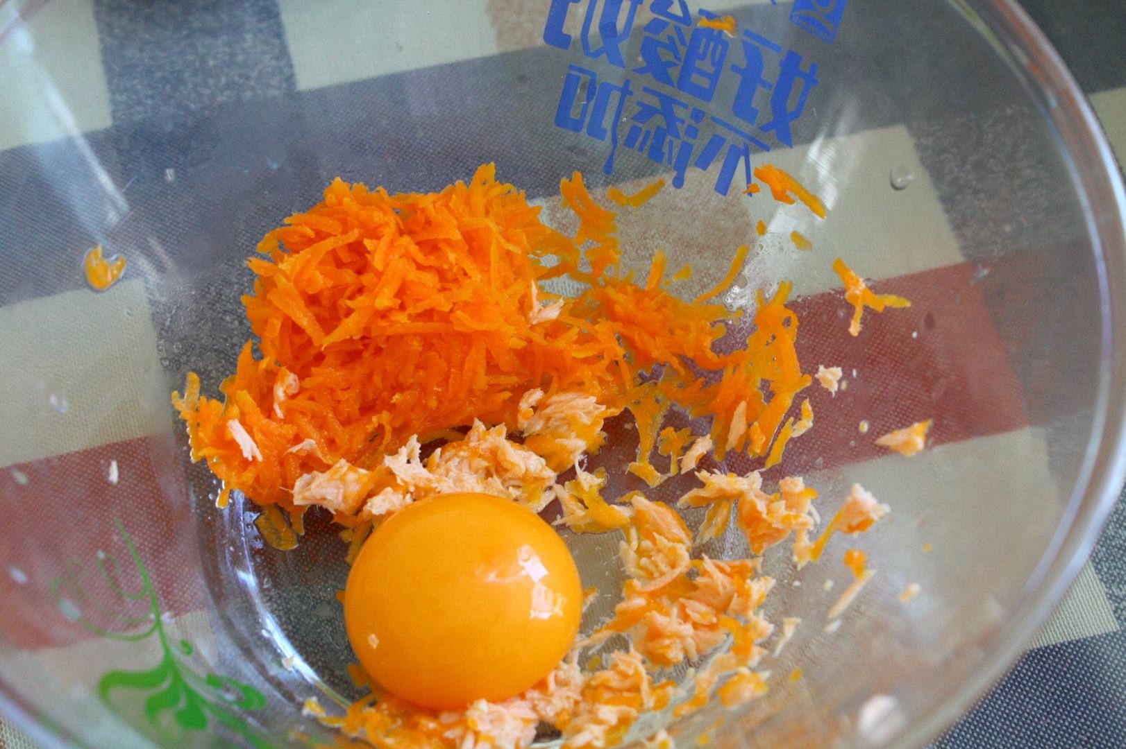 寶寶輔食：西葫蘆胡蘿蔔三文魚蛋餅（創意早餐）的做法 步骤4