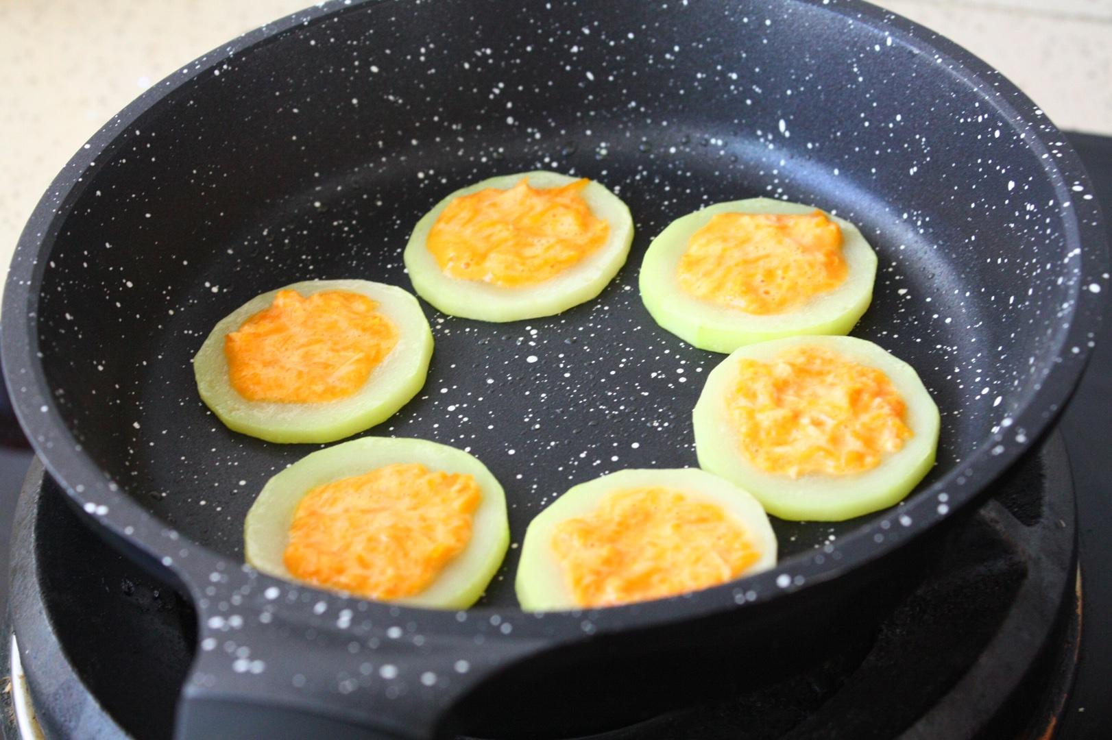寶寶輔食：西葫蘆胡蘿蔔三文魚蛋餅（創意早餐）的做法 步骤8