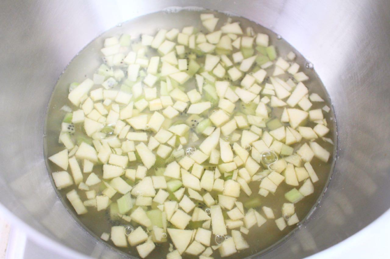 蘋果獼猴桃甜湯 －最適合寶寶秋天喝的水果甜湯的做法 步骤5