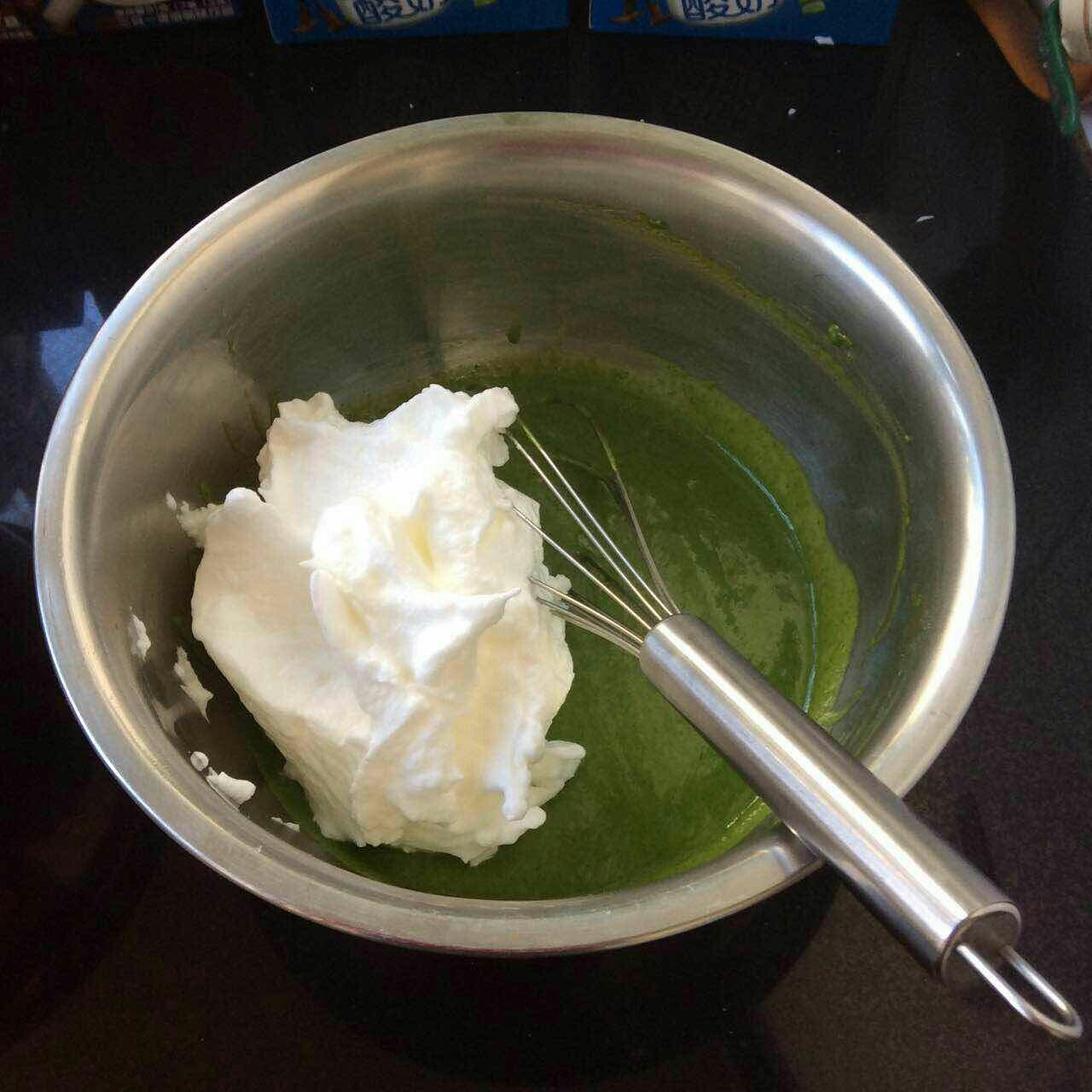 一抹清新的綠色---菠菜泥蛋糕卷的做法 步骤6