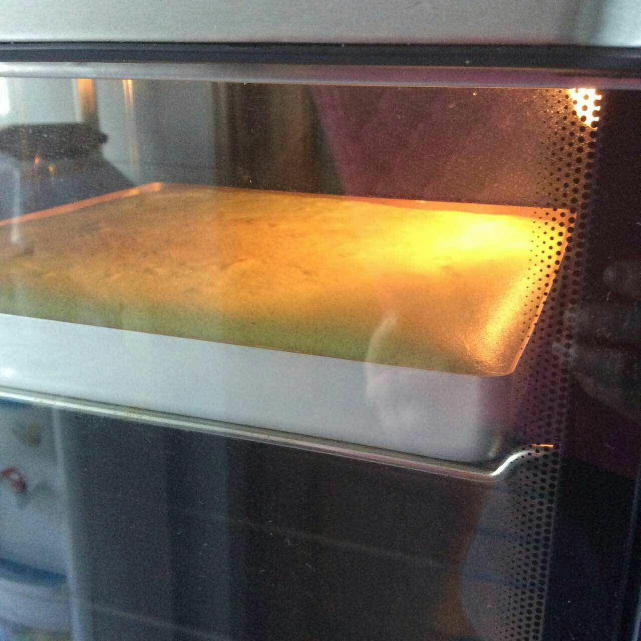 一抹清新的綠色---菠菜泥蛋糕卷的做法 步骤9