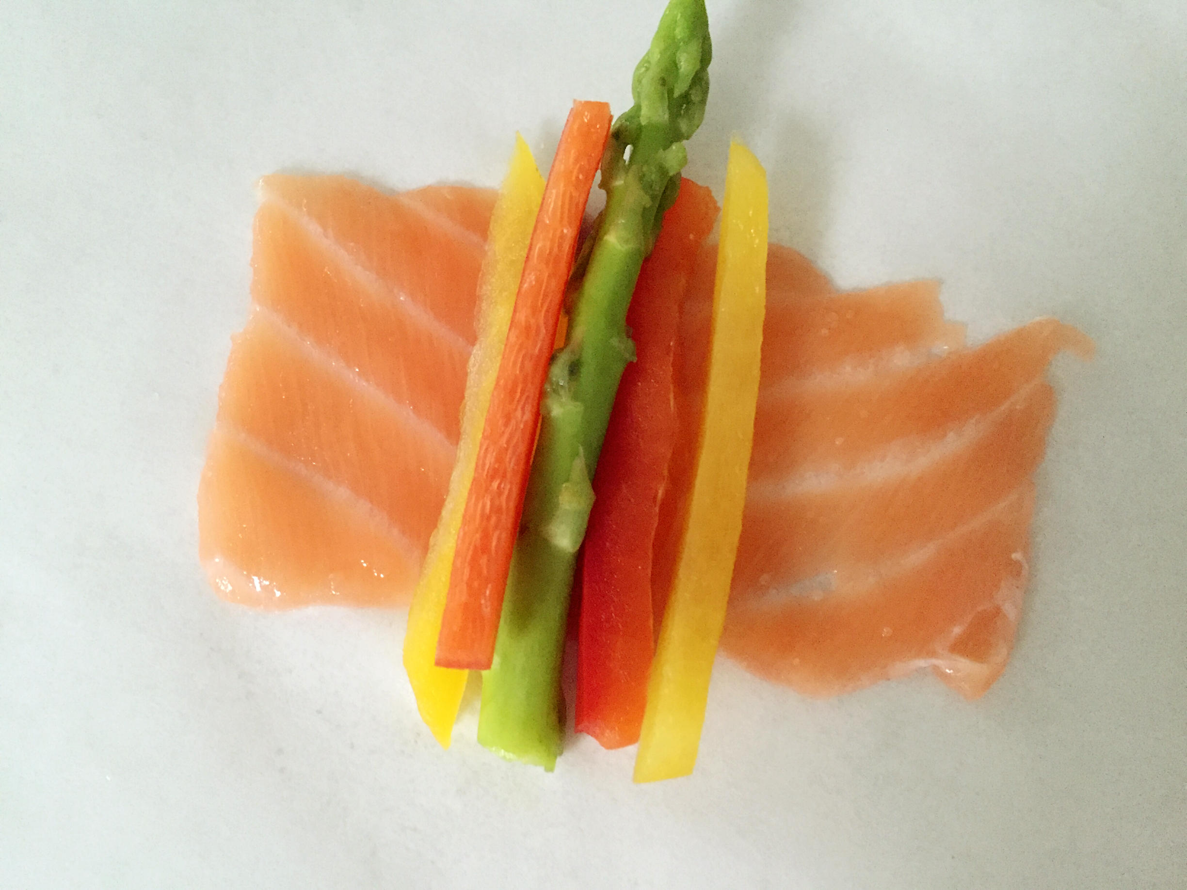 寶寶輔食：彩蔬魚片卷—彩蔬爽口，魚片鮮美，加上番茄醬汁的酸甜開胃，讓寶寶快樂吃魚吧！的做法 步骤3