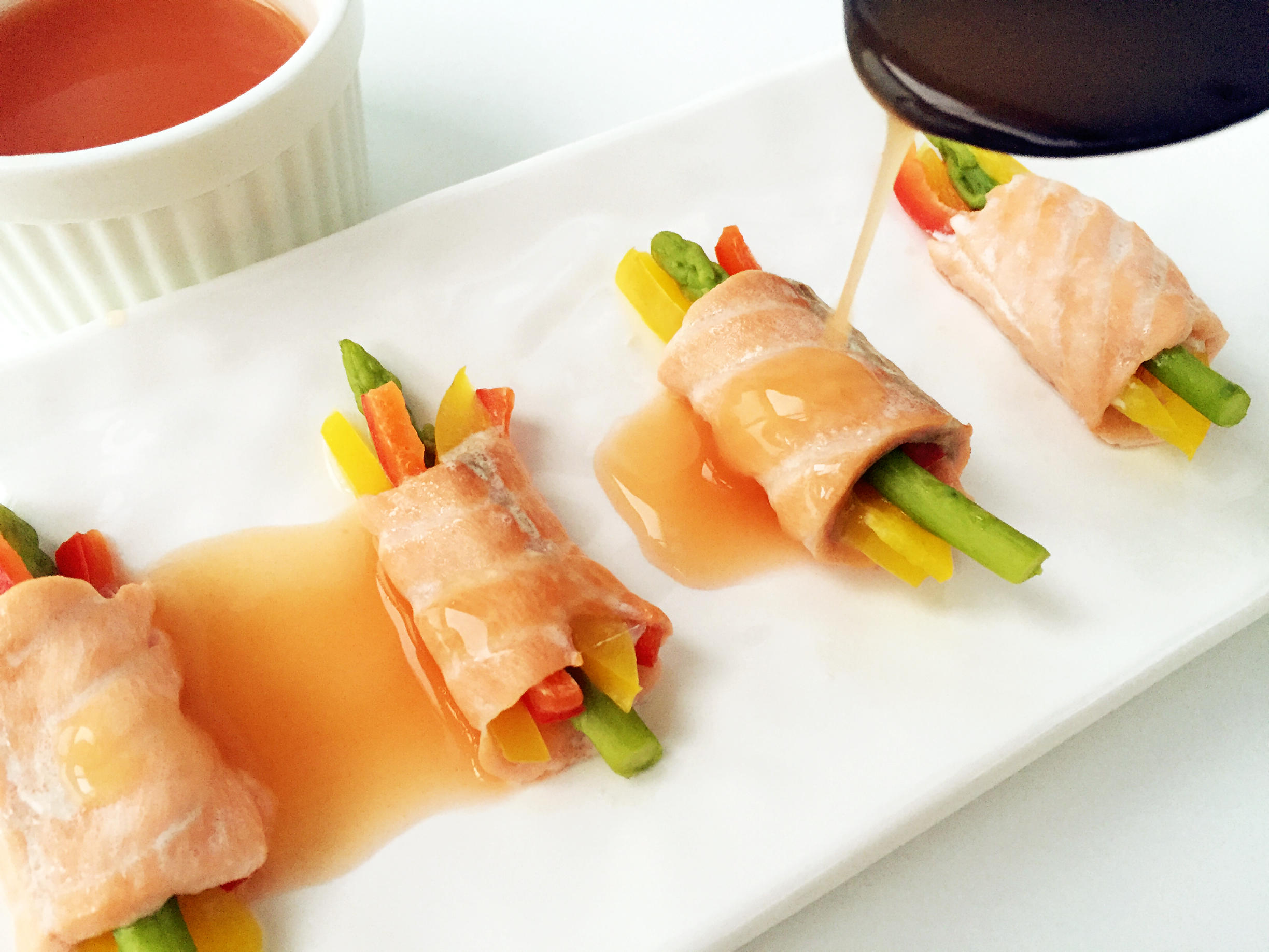寶寶輔食：彩蔬魚片卷—彩蔬爽口，魚片鮮美，加上番茄醬汁的酸甜開胃，讓寶寶快樂吃魚吧！的做法 步骤7