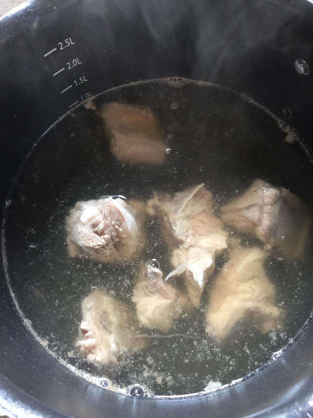 排骨扁豆燜飯的做法 步骤1