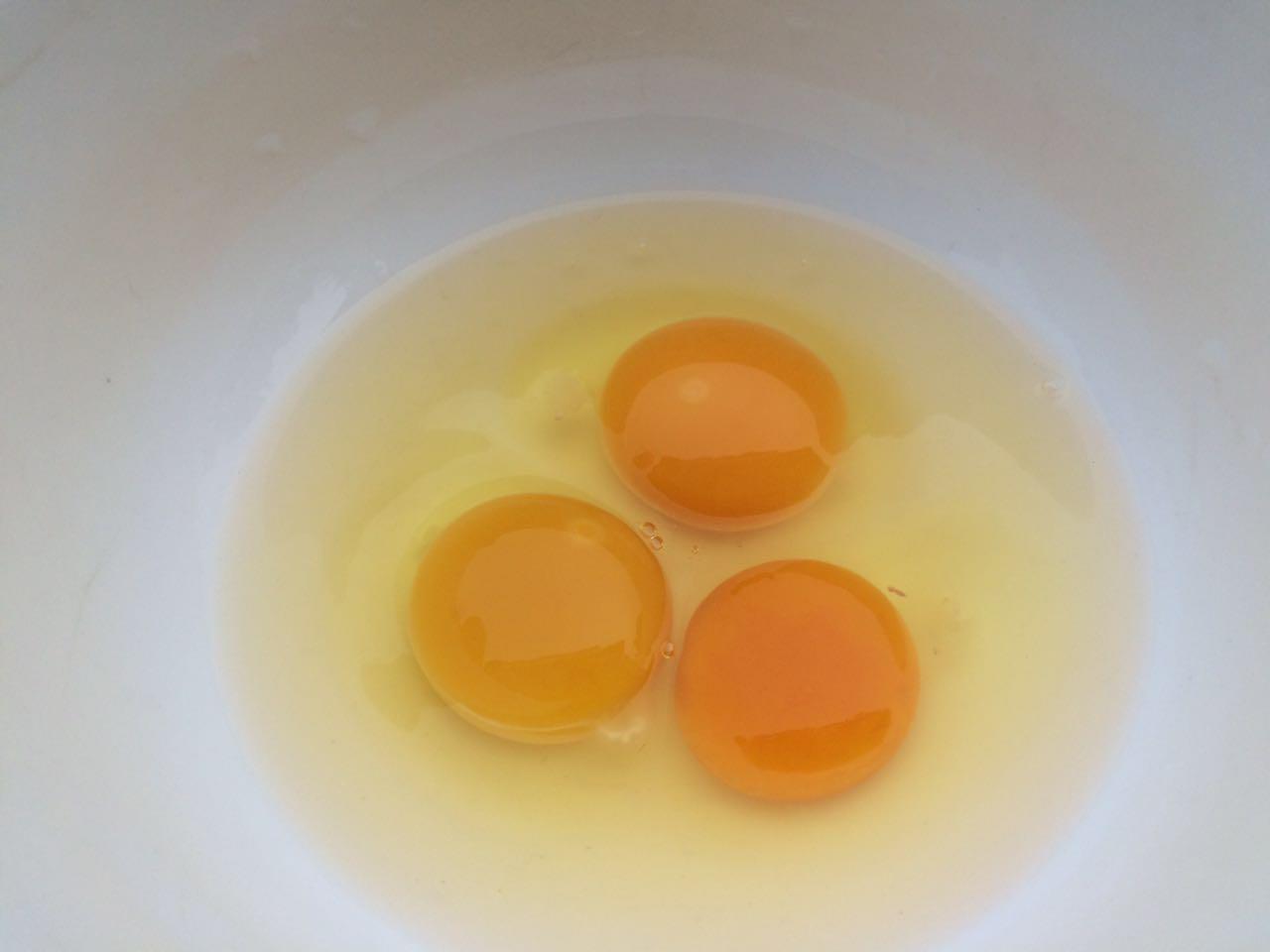 用電飯鍋蒸 #三峽客家# 的農村散養土雞蛋做雞蛋羹的做法 步骤1