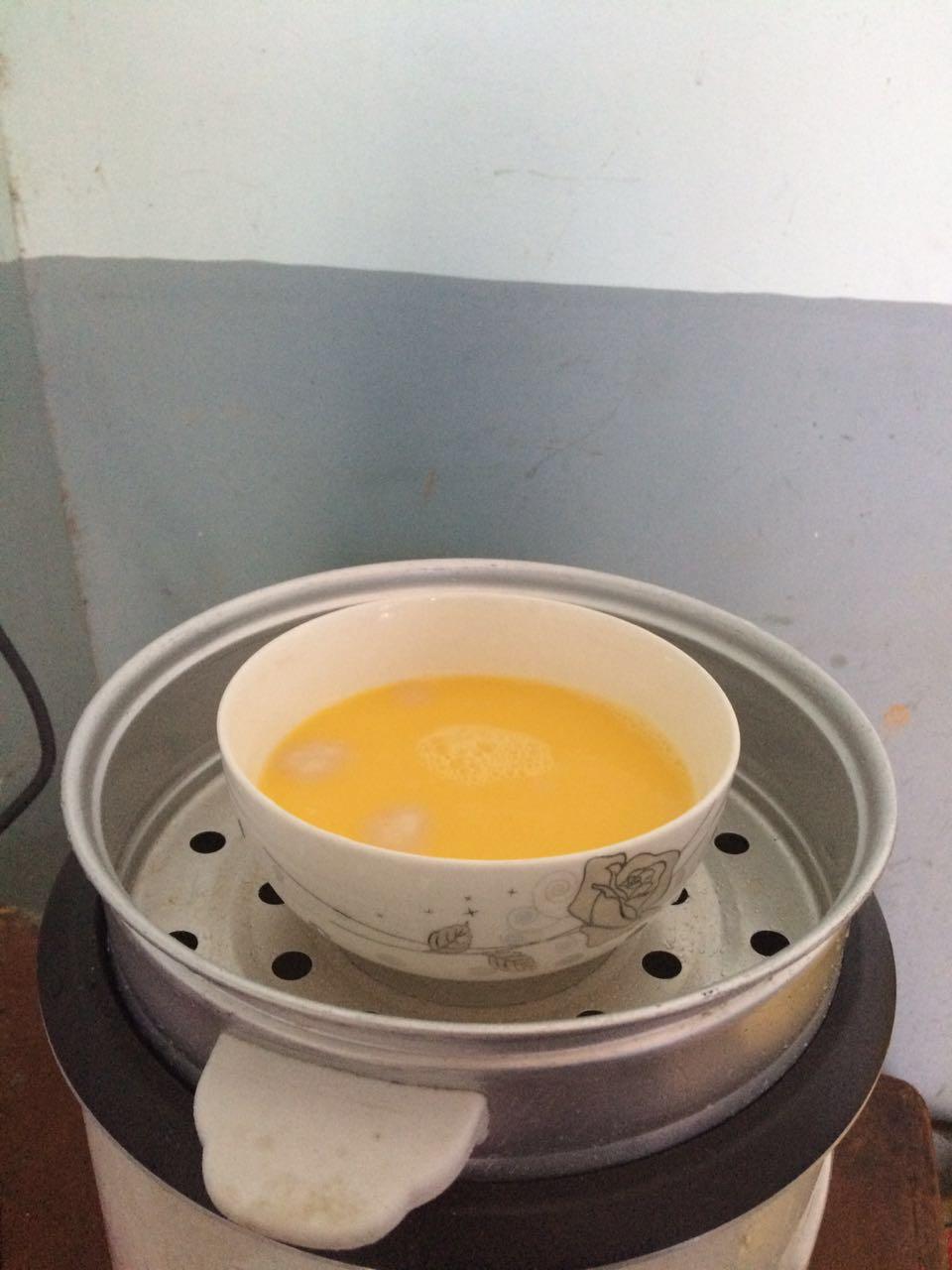 用電飯鍋蒸 #三峽客家# 的農村散養土雞蛋做雞蛋羹的做法 步骤3