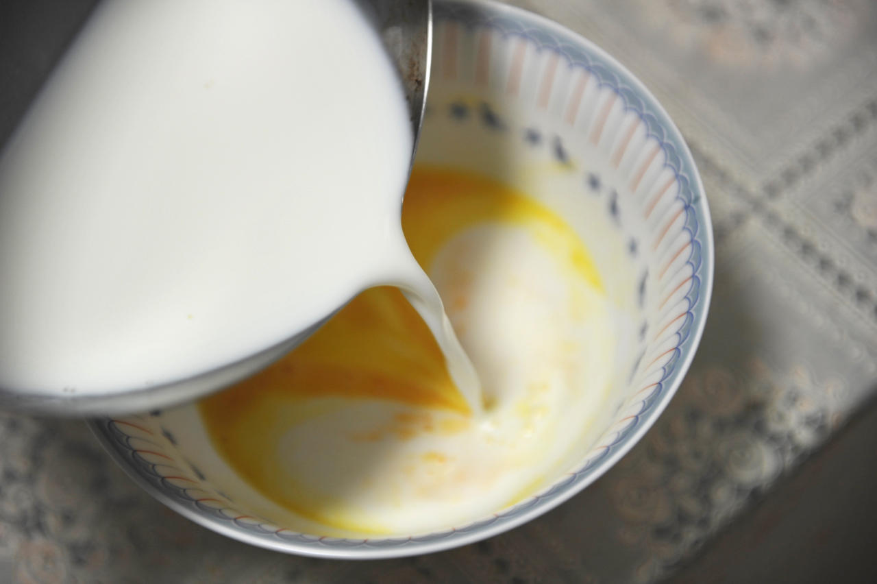 【補益糖水】鮮奶芙蓉蛋的做法 步骤2